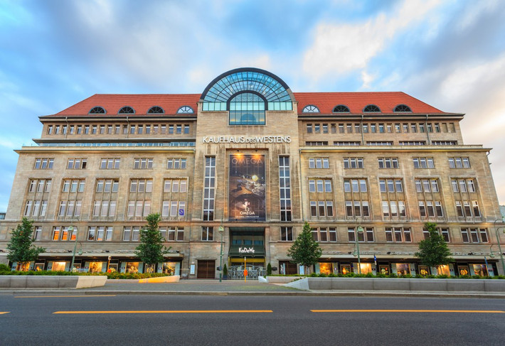 KaDeWe - Berlin, Đức: Lovingly hay còn gọi là KaDeWe, the Kaufhaus de Westens hay "trung tâm thương mại của phương Tây" tọa lạc ở Berlin, Đức. Ngày nay, nó vẫn là " cửa hàng bách hóa" lớn nhất tại châu Âu, với khoảng 180.000 người mua sắm mỗi ngày. Công trình được thiết kế bởi kiến trúc sư người Đức Emil Schaudt.