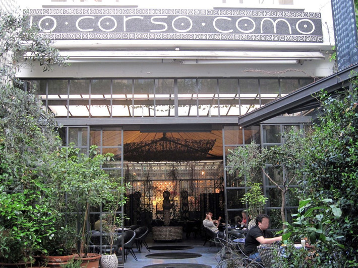 10 Corso Como - Milano, Italy: 10 Corso Como là một cửa hàng được thai nghén bởi cựu tổng biên tập tạp chí Vogue Carla Sozzani. Đây là một khu phức hợp bao gồm khách sạn, nhà hàng và quán bar cũng như một cửa hàng bách hóa cao cấp bán bất cứ món hàng gì liên quan đến nghệ thuật, thời trang, âm nhạc và thiết kế.