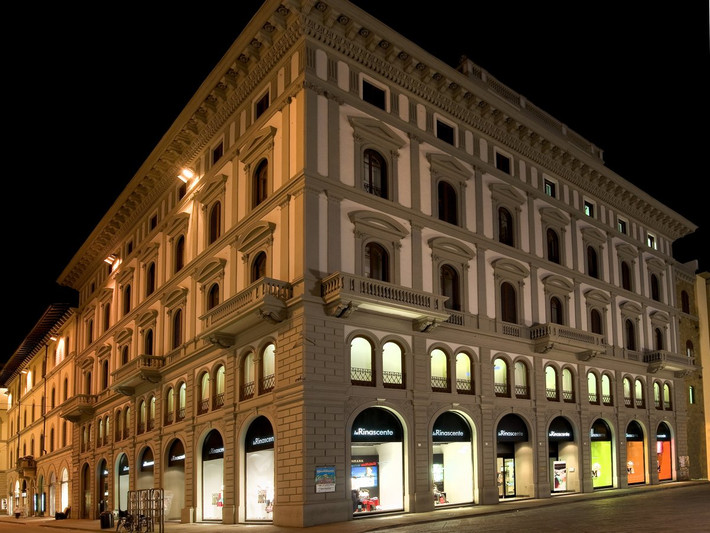La Rinascente - Florence, Italy: Được xây dựng vào năm 1977, La Rinascente ở Florence là cửa hàng bách hóa lừng lẫy nhất nước Italy. Tòa nhà 6 tầng này có một sự pha trộn phong cách địa phương, quốc tế và những yếu tố thời gian.