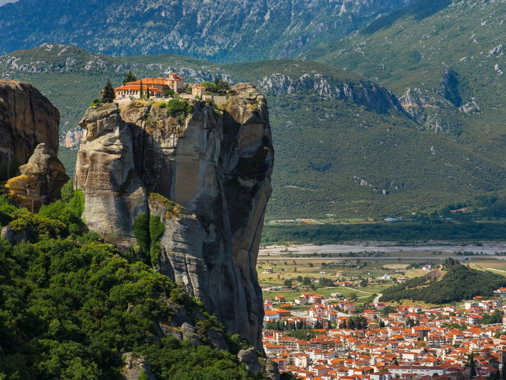Một trong các tu viện khác cũng nằm cheo leo trên đỉnh núi là tu viện Meteora, ở Hy Lạp. Tọa lạc trên đỉnh trụ cột đá sa thạch, tu viện Meteora đã được công nhận là Di sản Thế giới của UNESCO. Ảnh: Shutterstock.