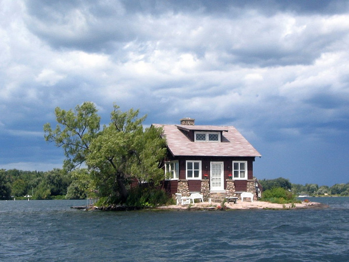Tương tự, một ngôi nhà khác được xây trên một hòn đảo nhỏ có tên Just Room Enough Island nằm giữa dòng sông Saint Lawrence, biên giới giữa Mỹ và Canada. Ảnh: Wikimedia.