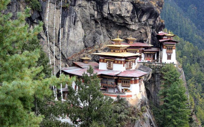 Tu viện Paro Taktsang nằm nép mình trên vách đá ở thung lũng Paro của Bhutan. Tu viện này được xây dựng khoảng từ thế kỷ 17. Do địa hình trắc trở, tu sĩ ở đây thường sống nhiều năm ở tu viện và không bao giờ đi xuống thung lũng. Ảnh: Flickr.