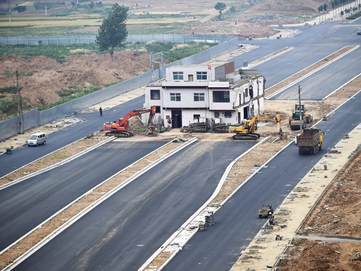 Tại Trung Quốc, thuật ngữ “nhà đinh” xuất hiện khi nhà đầu tư giải phóng mặt bằng và chủ nhân của một ngôi nhà từ chối rời đi. Ảnh: Reuters.
