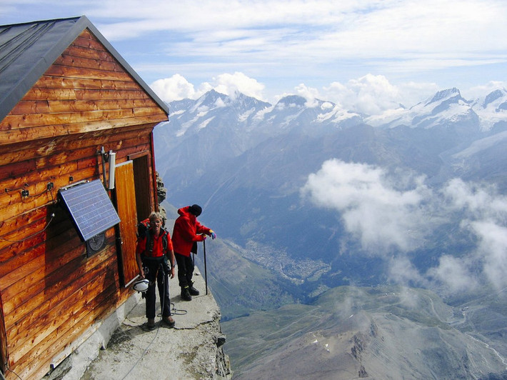 Solvay Hut có lẽ là ngôi nhà cao nhất thế giới khi tọa lạc ở độ cao gần 4 km trên đỉnh núi Matterhorn ở thị trấn Zermatt, Thụy Sĩ. Ngôi nhà có 10 chiếc giường để những người đi bộ đường dài có thể nghỉ ngơi. Ảnh: Wikimedia.