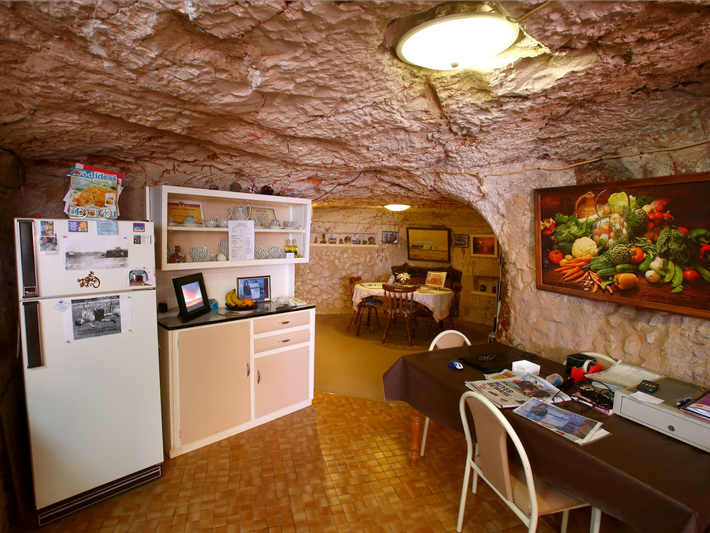 Một số người lại chọn xây nhà dưới lòng đất. Coober Pedy là thị trấn khai thác đá quý ở Australia, nơi 80% cư dân đã chuyển xuống sống dưới lòng đất để tránh cái nóng như thiêu như đốt. Người dân đã sống ở đó hơn 100 năm. Ảnh: Getty.