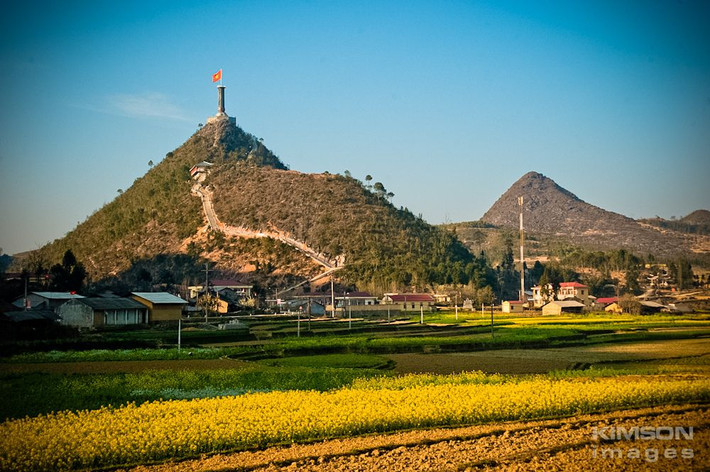 Ngoài việc chiêm ngưỡng vẻ đẹp của loài hoa tam giác mạch, tham gia tour Hà Giang mùa hoa tam giác mạch, du khách còn được tới thăm những địa điểm nổi tiếng khác nơi địa đầu tổ quốc như: cột cờ Lũng Cú, núi đôi Cô Tiên, cao nguyên đá và phố cổ đồng văn Đồng Văn…Để tham quan tất cả các địa điểm này, bạn cần khoảng 3 ngày. Ảnh: Ivivu.
