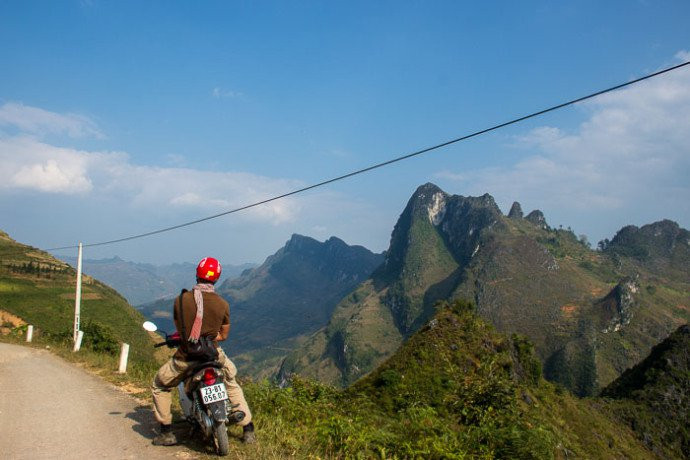 Có hai loại phương tiện du khách thường chọn để di chuyển đến Hà Giang là xe khách và xe máy. Từ Hà Nội, bạn nên đi xe khách đêm Hà Nội – Hà Giang xuất phát từ bến xe Mỹ Đình lúc 9h tối và tới 5h sáng sẽ đến Hà Giang (xe giường nằm cao cấp, giá từ 260.000 – 300.000 đồng/người). Hoặc bạn thích phượt thì có thể đi bằng xe máy. Ảnh: Escapology.