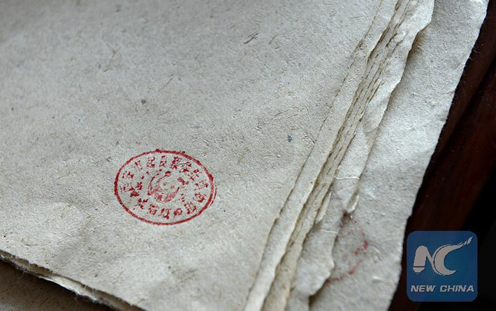 Thầy giáo về hưu Liu Xiaodong, ở quận Zhouzi, tỉnh Thiểm Tây, chính là người chế tạo ra giấy viết từ phân gấu trúc, vỏ cây dâu tằm và dây leo của cây kiwi.