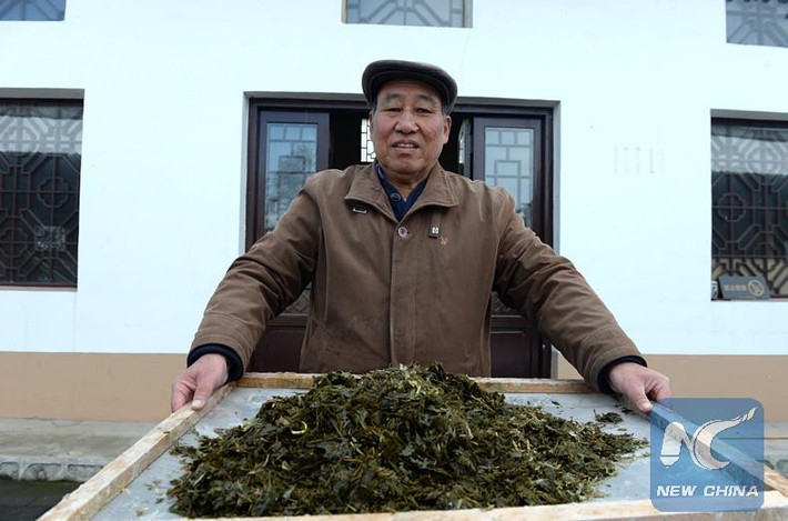 Hiện tại, thầy giáo nghỉ hưu này điều hành một cơ sở dạy cách làm giấy thân thiện với môi trường và truyền lại công nghệ cho thế hệ trẻ.