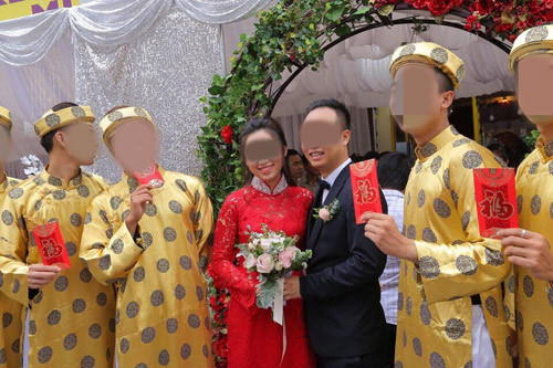 Trước đám cưới 3 tháng, hơn 1.000 ngọn đèn lồng được giăng kín từ cổng làng đến tư gia nhà trai thay cho lời báo hỷ. Ngày 16/11, 3 ngày trước tiệc cưới, ban tổ chức đám cưới huy động hơn 7 xe tải chở đồ trang trí từ Hà Nội đến Hưng Yên để trang hoàng cho cả làng và nhà riêng chú rể cùng khu vực sân khấu, đãi tiệc. Hơn 500m thảm đỏ được trải từ cổng làng đến thẳng nhà trai.