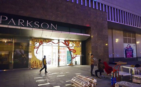 Cụ thể, tháng 1/2015, Công ty TNHH Parkson Việt Nam đột ngột thông báo đóng cửa trung tâm thương mại tại Keangnam, Phạm Hùng, Hà Nội. Chỉ trong một đêm 3/1, Lion yêu cầu các chủ cửa hàng phải chuyển hết đồ ra ngoài. Đến giữa tháng 5/2016, Parkson Paragon ở TP HCM đóng cửa để di dời sau 5 năm hoạt động. Trong hình là Trung tâm thương mại tại Keangnam đóng cửa. Ảnh: Vietnamnet.