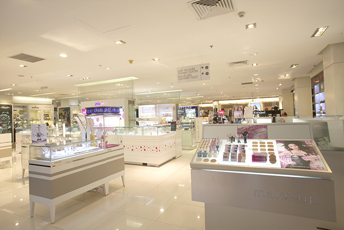 Theo Parkson, sau khi liên tục thua lỗ, đơn vị đã quyết định thoái vốn tại công ty Parkson Hà Nội và đã bán 31% vốn cho cá nhân tên Hoang Manh Cuong. Điều này giúp năm 2016, lợi nhuận Parkson bất ngờ quay đầu tăng, đạt 551 tỷ đồng trong khi doanh thu chỉ đạt 547 tỷ đồng. Ảnh: Parkson.