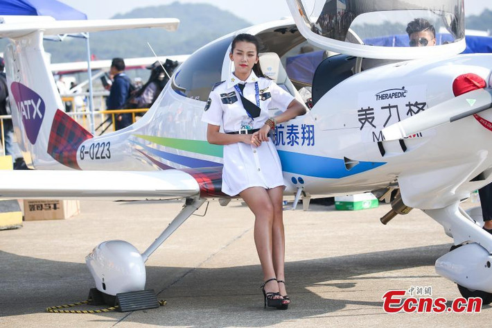 Cô gái xinh đẹp khoe dáng cùng chiếc trực thăng mới tại triển lãm hàng không Trung Quốc.