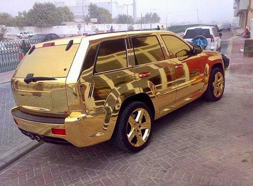 Có những đại gia ở Dubai còn không tiếc tiền chi những khoản cực lớn để dát vàng cho chiếc “xế cưng” của mình. Ảnh: Distractify.