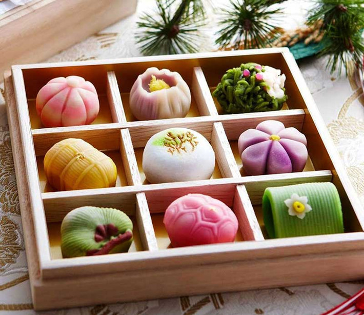 Ngoài ra, một số loại bánh như: Kusa Mochi, Namagashi, Sakuramochi, Hanabiramochi cũng được hoàng gia Nhật Bản rất ưa chuộng.