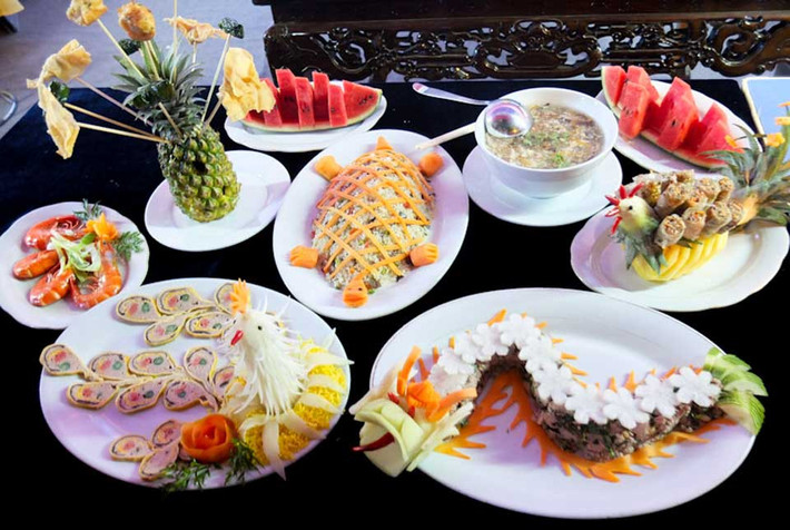 Các món ăn bao gồm: Chả phượng, nem công, bàn tay gấu, gân nai, da tây ngưu, thịt chân voi, môi đười ươi và yến sào. Tất cả chỉ dành riêng cho các bậc vua quan thưởng thức.