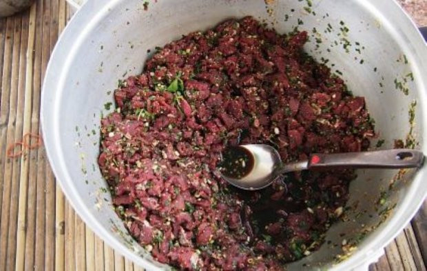 Larb Leuat Neua cũng là món ăn sống nổi tiếng của Thái. Người Thái thường ăn thịt bò thái mỏng, rắc thêm rau húng và rưới tiết bò tươi. Có lẽ chỉ mới nghe miêu tả thôi không phải ai cũng đủ can đảm thử một lần trong đời món này. Nguồn ảnh: Facebook món ngon mỗi ngày.