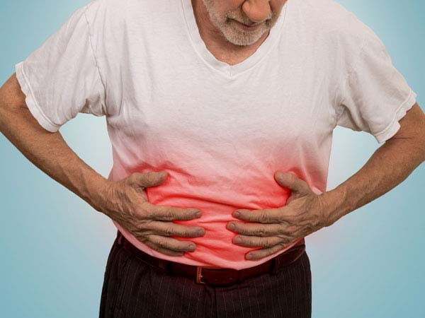 Màu sắc phân thay đổi sang màu vàng nhạt, màu đất sét hoặc màu xám cũng là một dấu hiệu nguy hiểm.