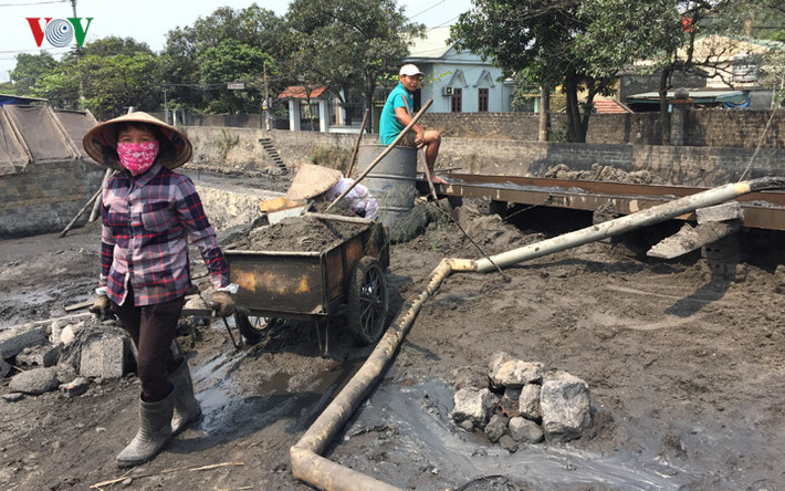 Người dân hai bên bờ mương dùng bơm hút để tận thu than.