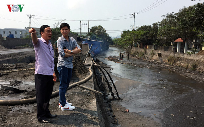 Ông Phạm Văn Kính Phó Chủ tịch UBND TP Cẩm Phả cho biết hoạt động tận thu than trôi của người dân dưới mương thoát nước mưa này đã diễn ra hàng chục năm.