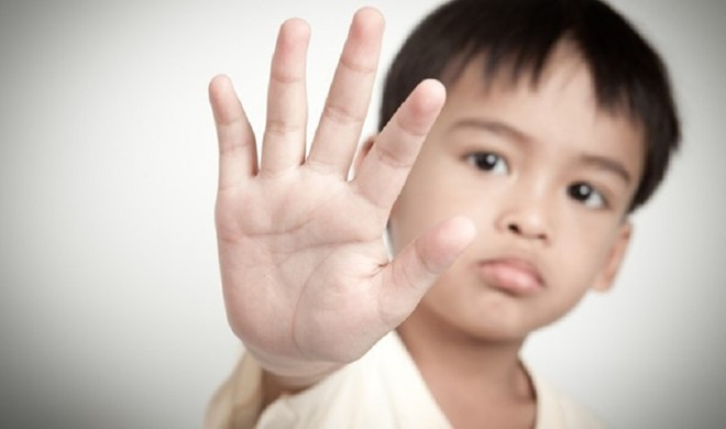 Độ 2 được chia thành 2 mực khác nhau. Giai đoạn 2a trẻ có biểu hiện sốt liên tiếp nhiều ngày, sốt cao trên 90 độ, thường xuyên bị nôn, cơ thể lừ đừ khó ngủ, hay quấy khóc, thi thoảng trẻ bị giật mình. Đây là những dấu hiệu khá nặng cần được theo dõi kỹ và có thể cho nhập viện để theo dõi. Ảnh; Gia đình Việt Nam.