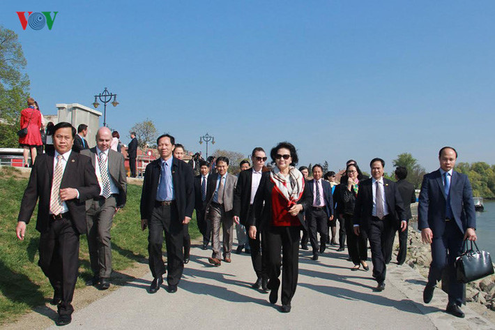 Szentendre trở nên giàu có nhờ buôn bán, thương mại dọc theo sông Danube, với hàng hóa chủ yếu là rượu vang-một loại đặc sản của Szentendre.