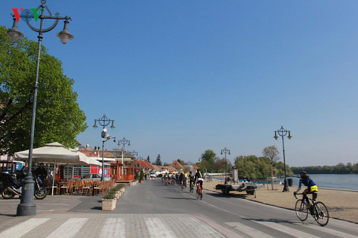 Ngoài người Hungary, thành phố Szentendre còn có 7 dân tộc khác nhau cùng sinh sống và 6 dòng tôn giáo khác nhau.