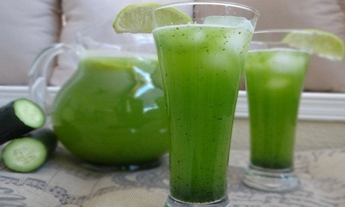 Nước ép bí đao cũng là đồ uống giải nhiệt cơ thể rất tốt. Để có một cốc nước ép bí đao như hình, bạn cần 500g bí đao gọt vỏ, rửa sạch, thái miếng và ép lấy nước, ngày uống 2 lần có tác dụng chống nóng, mụn nhọt, rôm xảy tuyệt vời. Để tăng thêm mùi vị bạn có thể cho thêm miếng dứa vào ép cùng. Ảnh: Toinayangi.