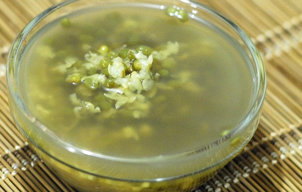 Canh đậu xanh: Dùng đậu xanh nguyên vỏ cho vào nồi nấu tới khi đậu nở chín mềm, nêm gia vị vừa ăn thêm lá tía tô là được. Ảnh: 123nau.