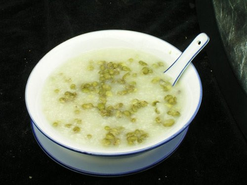 Cháo đậu xanh nguyên vỏ với chút gạo tẻ sẽ là món cháo dễ ăn, giúp làm mát cơ thể, chống say nắng, cảm nóng. Ảnh: Baophunu.