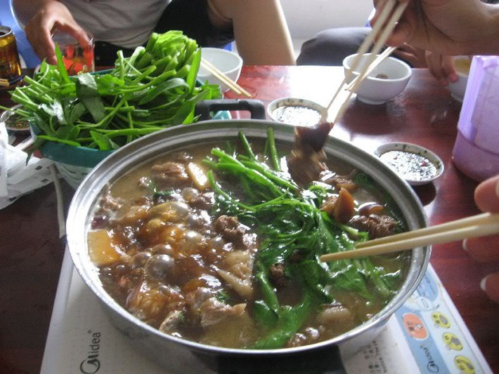 Lẩu chó cũng là món lẩu biến tấu mới xuất hiện trong khoảng 5 năm gần đây. Lẩu chó được biết đến là món ăn ngon miền Nam. Ảnh: Chacalavong.