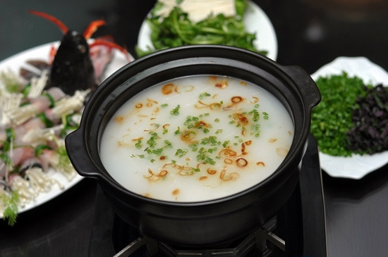 Lẩu cháo với đặc trưng nước lẩu chính là cháo trắng loãng được nấu nhừ. Khi ăn bạn chỉ cần cho nhưng nguyên liệu đi kèm vào nồi cháo đun sôi chín là có thể thưởng thức. Ảnh: Eva.