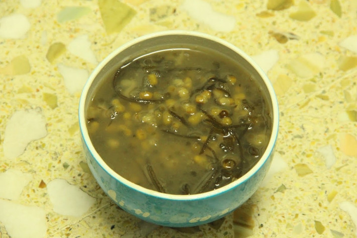Nguyên liệu món chè này cần chuẩn bị: 50g rong biển, 100g đậu xanh, đường phèn, 1 ống vani. Ảnh: Cookstar.