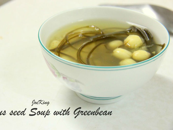 Muốn nấu món chè rong biển hạt sen, bạn chỉ cần chuẩn bị: 50g rong biển tươi, 70g hạt sen khô, 200g đường phèn, 60g đường kính trắng, 10g rau câu dẻo và 1 lít nước. Ảnh: Joeking.