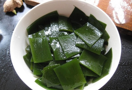 Khi rau câu đã được, lấy dao cắt thành miếng vuông hoặc sợi dài, múc hạt sen, rau câu, rong biển cho vào bát trộn đều, có thể cho thêm đá bào theo khẩu vị. Ảnh: Cookstar.