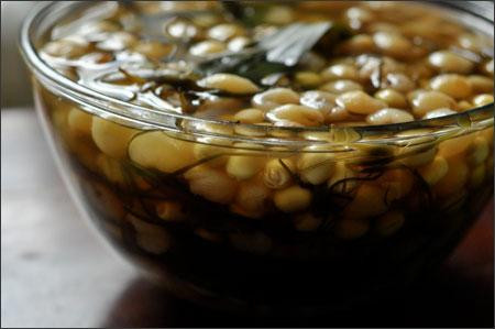 Rong biển là thực phẩm giàu dinh dưỡng tốt cho người cao huyết áp, phụ nữ có thai và trẻ em suy dinh dưỡng. Thay bằng nấu canh thông thường, mùa hè nóng nực, bạn hãy biến tấu để nấu thành món chè rong biển vừa giúp giải nhiệt, vừa tốt cho sức khỏe. Ảnh: Wikicachlam.