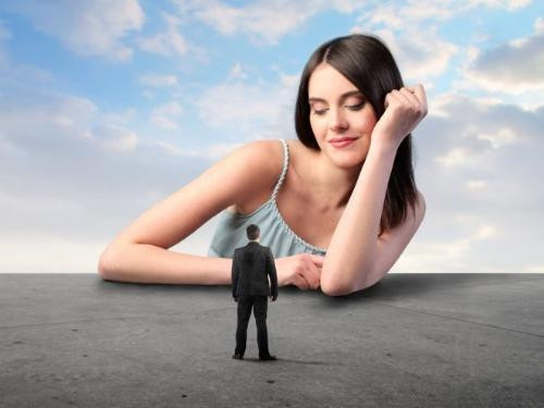 Bạn không còn thời gian dành cho riêng mình, bất cứ lúc nào bạn cũng đều phải gác mọi kế hoạch riêng nếu vợ cần thì hay nhìn lại, vì chắc chắn trong mắt người khác bạn là người sợ vợ.