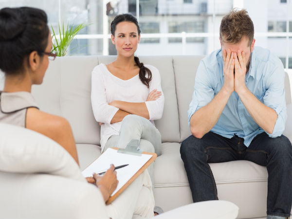 Bạn không dám bộc lộ sở thích, niềm vui của bạn thân với vợ cũng là một dấu hiệu tố cáo bạn đang sợ hãi lo lắng trước vợ mình.