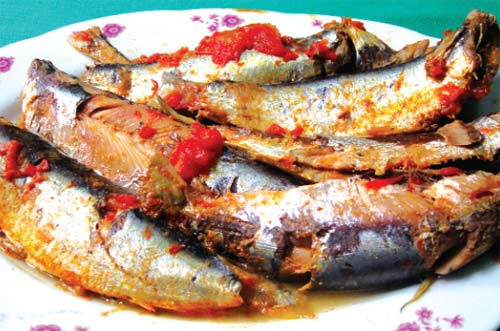 Ngoài ra, cá trích sốt cà chua cũng là món ăn đơn giản, dễ làm và dễ ăn. Ảnh: Toinayangi.