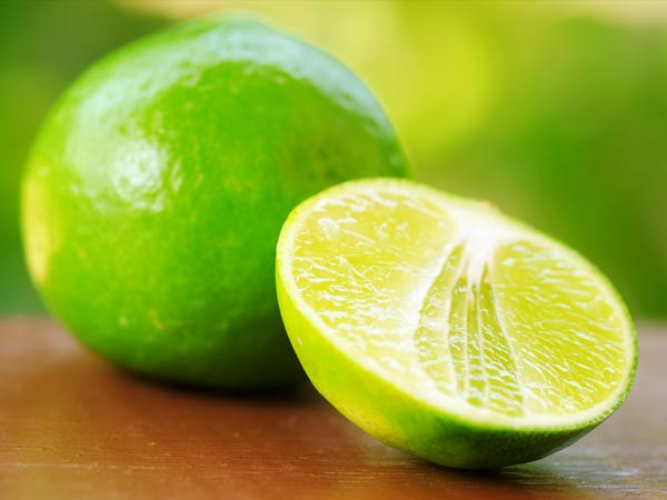 Bạn có thể lấy nước chanh tươi pha loãng thoa trực tiếp vào vùng nách, bẹn, cổ để khử trùng, khử mùi, làm mát cơ thể. Nguồn ảnh: Boldsky