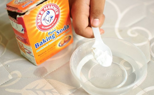 Banking soda cũng giúp chống lại tình trạng đổ mồ hôi khiến cơ thể bốc mùi bằng cách kiểm soát những vi khuẩn gây mùi hôi trên cơ thể. Nguồn ảnh: Boldsky