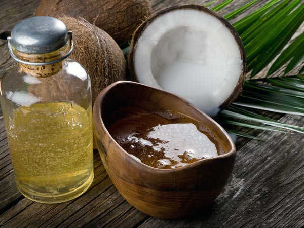 Dầu dừa có chứa một lượng axit lauric rất lớn, có thể ngăn ngừa mồ hôi cơ thể tiết ra quá nhiều. Axit lauric còn giúp tiêu diệt vi khuẩn gây mùi hôi trên cơ thể bạn giúp bạn thơm tho cả ngày. Nguồn ảnh: Boldsky