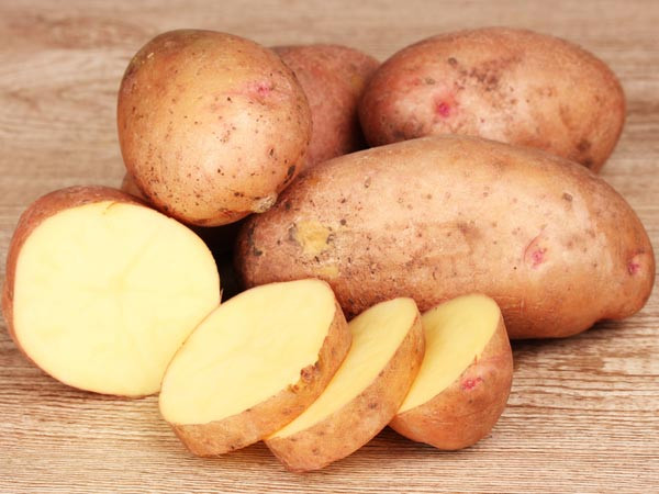 Với khả năng giữ ẩm, khử mùi của mình bạn chỉ cần cắt vài lát khoai tây tươi chà xát vào những vùng da kín như nách, bẹn, cổ là hoàn toàn có thể yên tâm không lo bốc mùi khó chịu. Nguồn ảnh: Boldsky