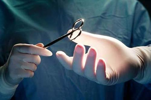 Khi phẫu thuật cắt trĩ, các bác sĩ sẽ tiến hành cắt bỏ phần búi trĩ thò ra khỏi mậu môn giúp bạn giảm những khó chịu, đau đớn tại thời điểm đó. Nhưng bệnh trĩ hoàn toàn có thể tái phát lại bất cứ lúc nào, do hệ tĩnh mạch của hậu môn và trực tràng bị suy yếu từ bên trong chưa được giải quyết dứt điểm. Ảnh: Getty.