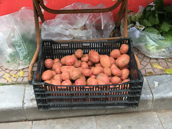 Khoai tây vỏ đỏ, ruột vàng thịt bở vị đậm cũng là thực phẩm ngon nhưng chưa bán phổ biến ở các chợ truyền thống.
