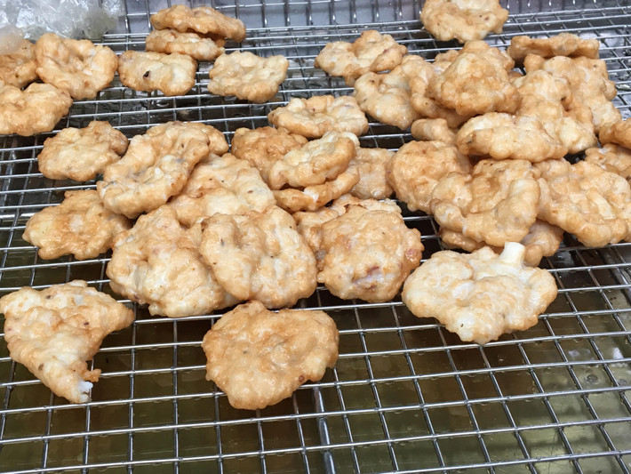Cận cảnh những miếng chả mực Hạ Long tươi giã tay bốc mùi ngào ngạt tại Hà Nội.
