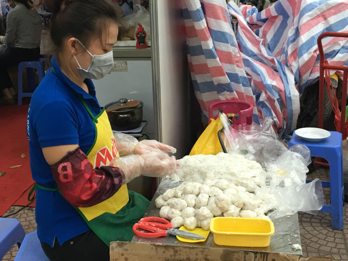 Đây là một công đoạn trong quy trình chế biến ra món chả mực Hạ Long trứ danh .