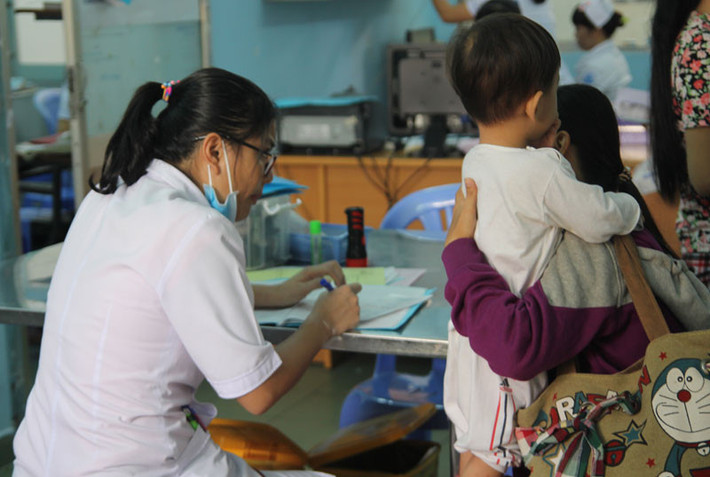 Trong mọi trường hợp cha mẹ nên tuân thủ mọi yêu cầu của bác sĩ. Nếu bác sĩ xác định bệnh ở thể nhẹ thì cho bé về nhà theo dõi và nhất thiết phải tái khám theo lịch hẹn. Nếu bác sĩ cân nhắc thấy cần nhập viện, hãy nhập viện ngay để trẻ được theo dõi tại bệnh viện để có thể xử lý kịp thời ngay lập tức những biến chứng xấu có thể xảy ra. Ảnh: VNN.