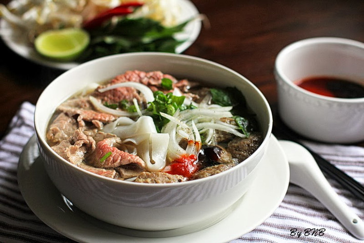 Thường xuyên ăn phở tái có thể bị nhiễm sán dải bò: Thịt bò không được nấu chín sẽ có ấu trùng sán, khi ăn vào cơ thể ấu trùng sẽ lớn lên và bắt đầu bám vào niêm mạc ruột, hút chất dinh dưỡng và gây hai cho sức khỏe của bạn. Ảnh: Vào bếp nấu ăn.