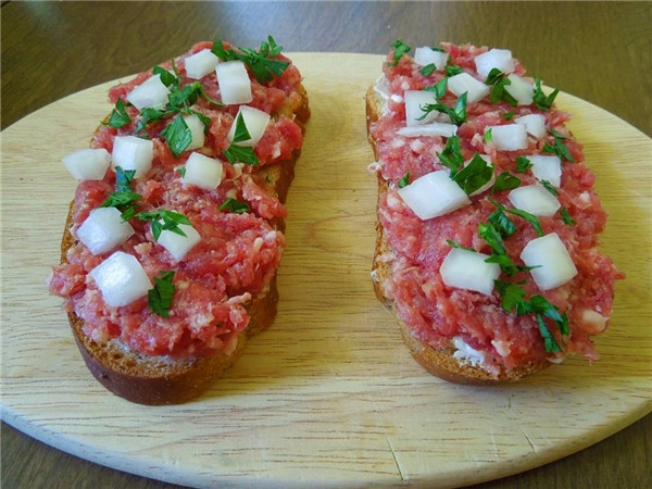 Người ta thường ăn Zwiebelmettwurst với bánh mì để cảm nhận được vị ngọt của thịt tươi và vị thơm nồng của gia vị hành sống.